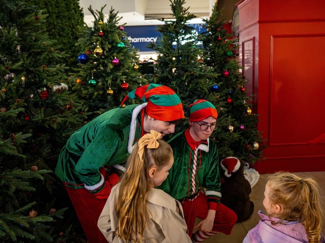 Derry, Northern Ireland. 7 November 2025. Performers entertain shoppers at Foyleside Shopping Centre ahead of Santa’s grand entrance during the Christmas celebrations. Credit: Aodhan Roberts. : Christmas at Foyleside. Photos by Aodhán Roberts.