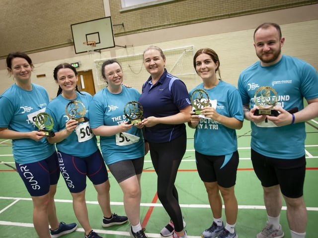 Aileen McGuinness, Bogside & Brandywell Health Forum presenting ‘Try-A-Tri’ participants with their trophies at Templemore Sports Complex on Sunday.