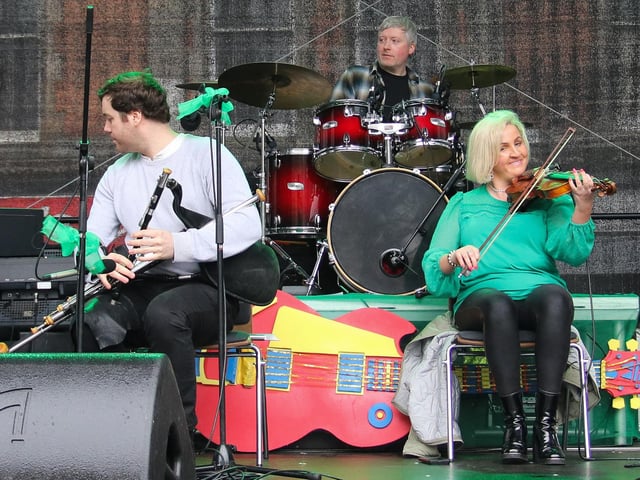 Traditional musicans entertain on St. Patrick’s Day in the Guildhall Square.  (Photo - Deirdre Heaney, nwpresspics)