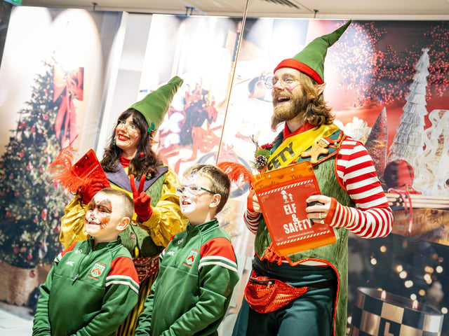 Derry, Northern Ireland. 7 November 2025. Performers entertain shoppers at Foyleside Shopping Centre ahead of Santa’s grand entrance during the Christmas celebrations. Credit: Aodhan Roberts. : Joyous scenes as Santa arrives at Foyleside Shopping Centre and the festive lights are turned on. Photos: Aodhán Roberts.
