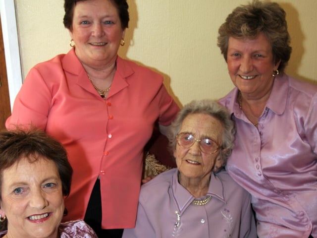 Elizabeth smiles for the camera with her daughters, Kathleen, Sally and Anna 0043JML : Parties and celebrations April 2006: Elizabeth Doherty.
