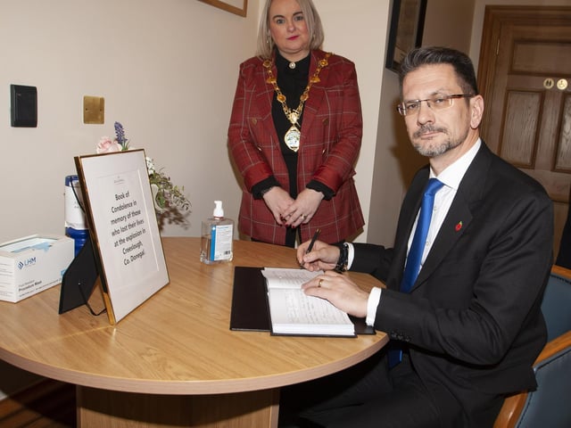 The Mayor of Derry City and Strabane District, Councillor Sandra Duffy, met with NIO Minister of State Steve Baker on a special visit to the City this week. The Mayor took the opportunity to highlight some of the key issues affecting the people of the City and District, including the urgent need to address the cost of living crisis and the Energy Bill Support Scheme. On his ​visit Minister Baker took a moment to sign a Book of Condolence in the Guildhall in memory of all those who lost their lives in the recent Creeslough tragedy.​
