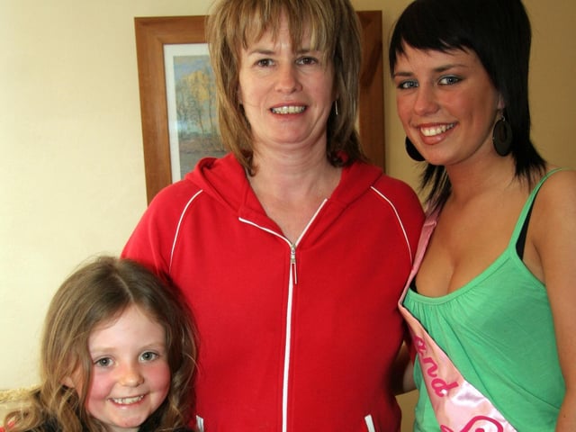 Tanya enjoys her birthday party with aunt Mary and cousin Lisa 0133JML : Parties and celebrations across Derry in May 2006.