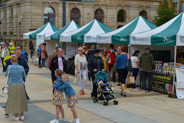 People visit the Walled City Market in Guildhall Square.  DER2036GS – 017