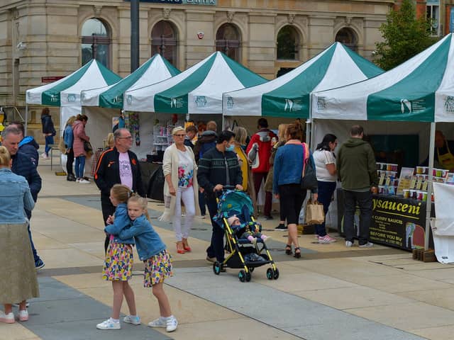 People visit the Walled City Market in Guildhall Square.  DER2036GS – 017