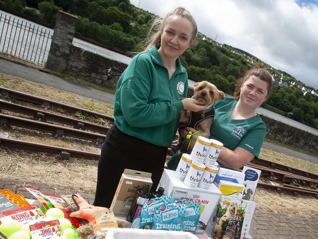Stallholders from Drumahoe Veterinary Clinic Jamie Lee Bradley and Emily McClelland with ‘Murphy’ on Saturday.