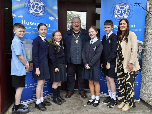 Vice-Principal of Rosemount Primary School Aoife Meenan and pupils Caiden Martin, Cora Breslin, Kate Cooley, Aoibheann Harley and Conall Hegarty pictured with Deputy Mayor Darren Guy during a visit by the Jive Aces the school on Thursday morning. Photo: George Sweeney