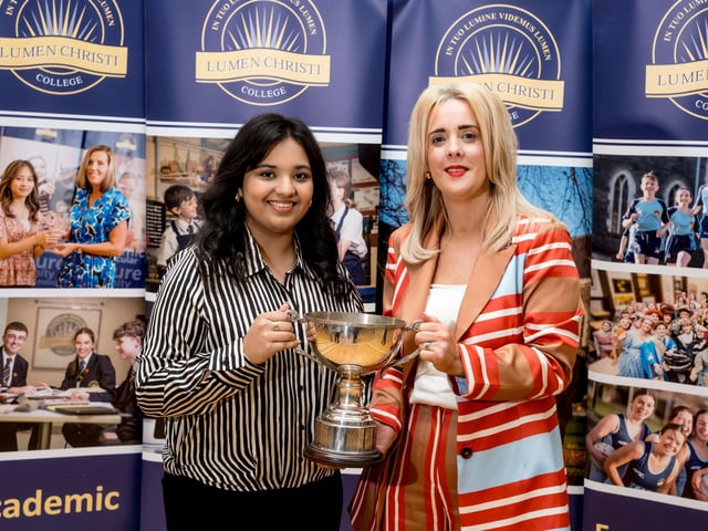 Mrs Léan Mc Shane (Senior Teacher) presenting the Business Eye Award to Jahnvi Sharma. Lumen Christi College
