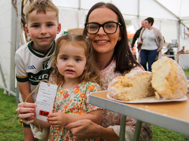 Anita Deery pictured with her 1st prize Soda Bread at The Eglinton Annual Show. Included are her son Donncha and daughter Clodagh. (Photo - Deirdre Heaney, nwpresspics)
