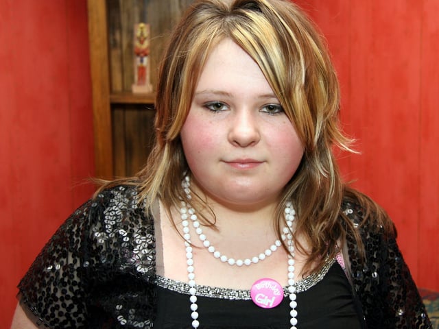 Emma Bond 14th birthday at home.0018JML : Parties in Derry in Spring 2006.