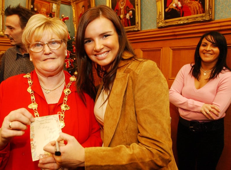 Nadine Coyle signs an autograph for the Mayor of Derry Councillor Kathleen McCloskey when the Coyle family attended a reception in the Guildhall.