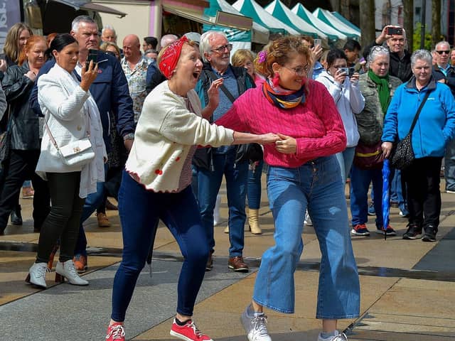 Dancing in the sunshine in Guildhall Square during Derry’s Jazz Festival Weekend.  Photo: George Sweeney.  DER2318GS – 02