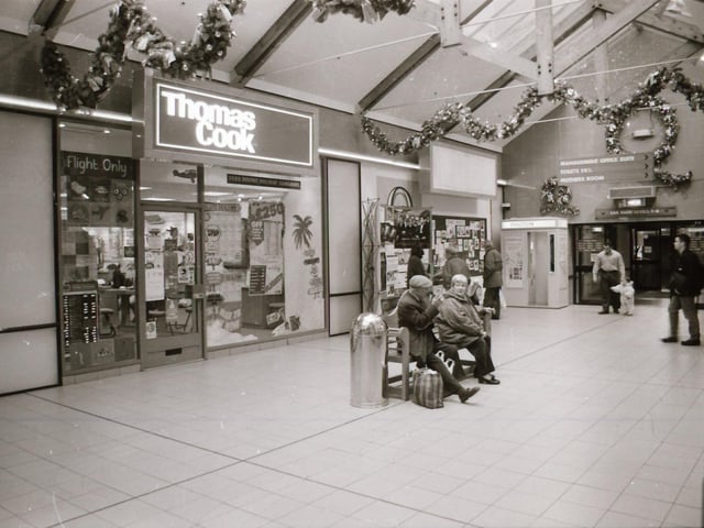Scenes from around the popular shopping areas of Derry in the run up to Christmas back in 1995.