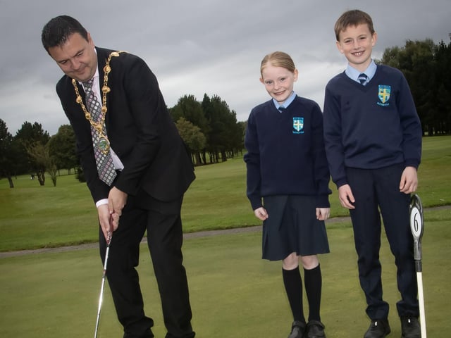 The Mayor showing off his putting skills to Hollybush PS pupils Eden and Flynn on Saturday.