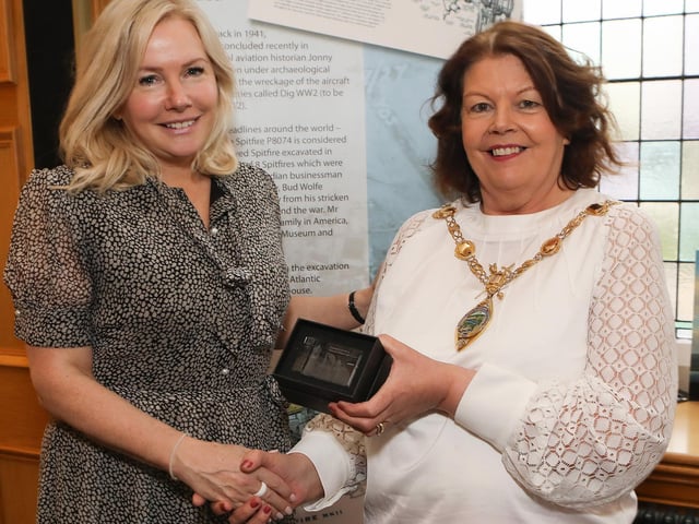 Mayor Patricia Logue presents a gift to Philippa Charles, director Garfield Weston Foundation, when she visited the Mayor's Parlour. (Photo - Tom Heaney, nwpresspics)