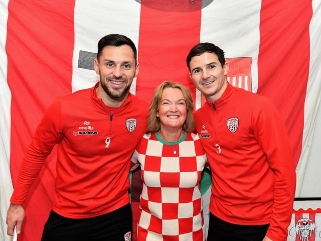Múinteoir Alicia, Gaelscoil Eadain Mhoir, pictured with Derry City’s Pat Hoban and Ciaran Coll during their visit to the school on Monday morning. Photo: George Sweeney
