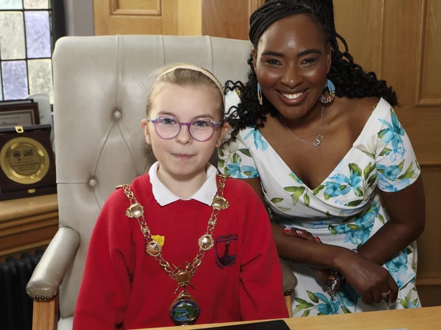 Mayor Lilian Seenoi Barr with Lisnagelvin PS pupil Lily with the mayoral chain when members of the student council visited the Mayor's Parlour.