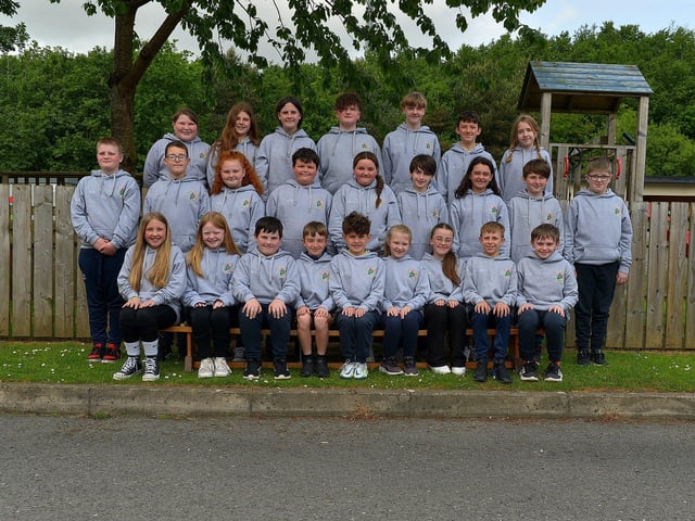 Mrs Uí Chatháin’s Rang 7 leavers class at Gaelscoil Eadain Mhoir. Photo: George Sweeney. DER2321GS – 98
