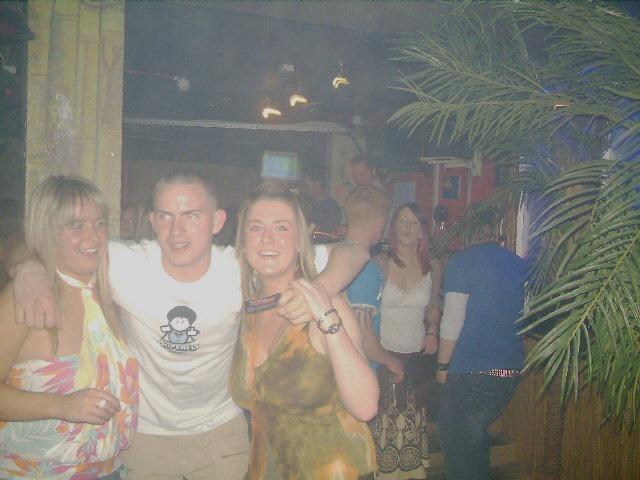 Exif-JPEG-422 : Out Last Night pictures in Derry bars in May 2005.