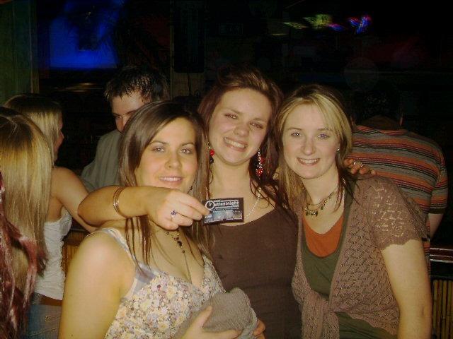 Exif-JPEG-422 : Out Last Night pictures in Derry bars in May 2005.