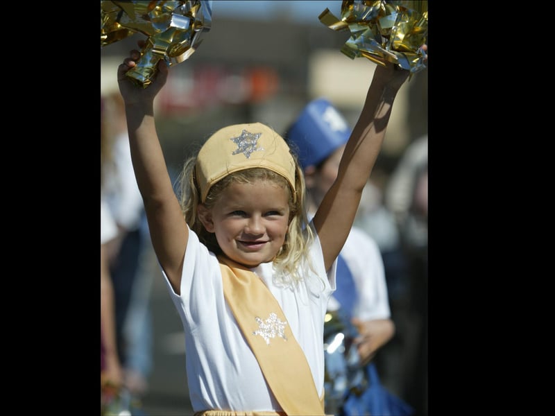 Laura Porter cheers the large crowd at the parade.  (2608JB41)
