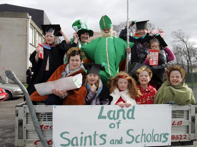 The float from The Buncrana Rosary Club. (1803C17) : St Patrick's Day Buncrana 2005.