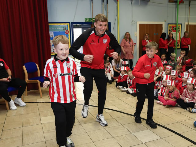 Derry City player Christy Grogan and senior coach Niall McGinn visiting St. Anne’s PS in the run up to their FAI Cup final against Waterford. (Photo - Tom Heaney, nwpresspics)