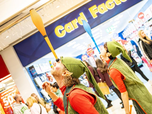 Derry, Northern Ireland. 7 November 2025. Performers entertain shoppers at Foyleside Shopping Centre ahead of Santa’s grand entrance during the Christmas celebrations. Credit: Aodhan Roberts. : Joyous scenes as Santa arrives at Foyleside Shopping Centre and the festive lights are turned on. Photos: Aodhán Roberts.