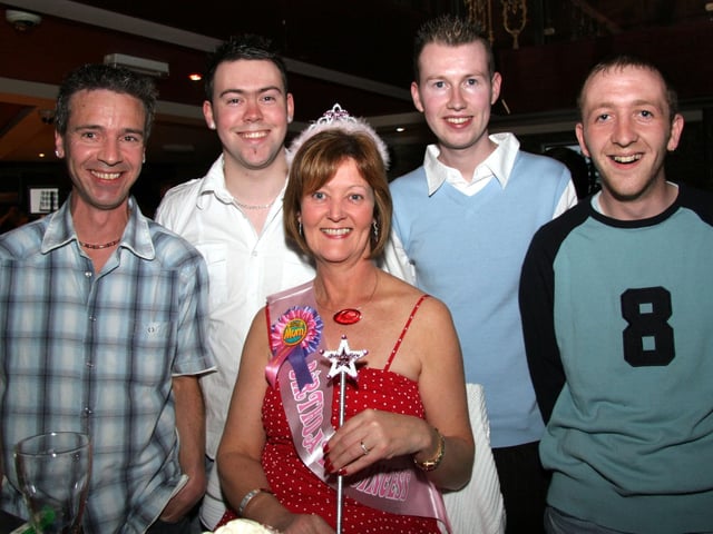 Nuala poses for a photograph with, Paul Simpson, Adam Wray, christopher Griffin and Brads 0104JML : Parties and celebrations across Derry in May 2006.