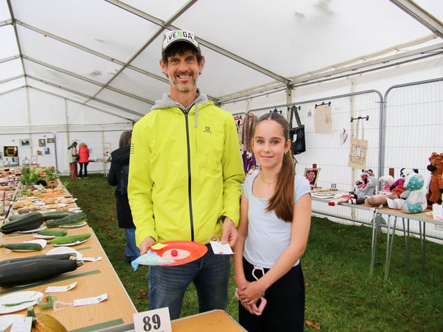 Allan Bogle pictured with his prizewinning chilli pepper, ‘Dragons Breath’ at The Eglinton Annual Show. Included is his daughter Rosie. (Photo - Deirdre Heaney, nwpresspics)
