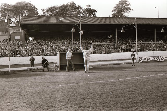 Aleksandar Krstić salutes the Brandywell faithful.