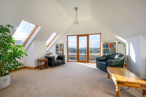 Family room / Library.