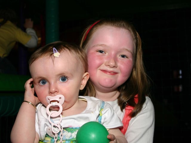 Aim has time to play with Young Jodie at her big party in Banananas. 3526/dd : Parties in Derry in Spring 2006.
