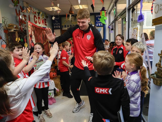 Derry City player Christy Grogan and senior coach Niall McGinn visiting St. Anne’s PS in the run up to their FAI Cup final against Waterford. (Photo - Tom Heaney, nwpresspics)