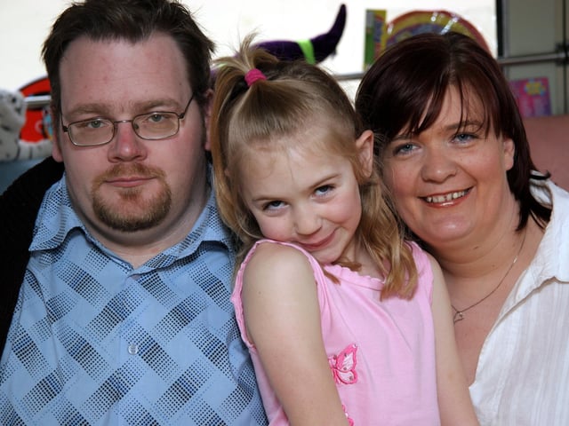 Tara pictured with her Mum Emma and Dad Steven on the occasion of her 7th birthday.0034JML : Parties and celebrations April 2006: Tara Dawick.