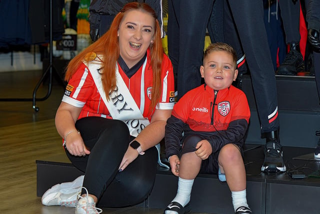 Four-year-old Derry City fan Braelin Diver and Derry Rose Aine Morrison record a good luck video message for the Candystripes, at O’Neill’s Sports store, ahead of their Extra.ie FAI Cup final against Shelbourne.  DER2244GS – 102