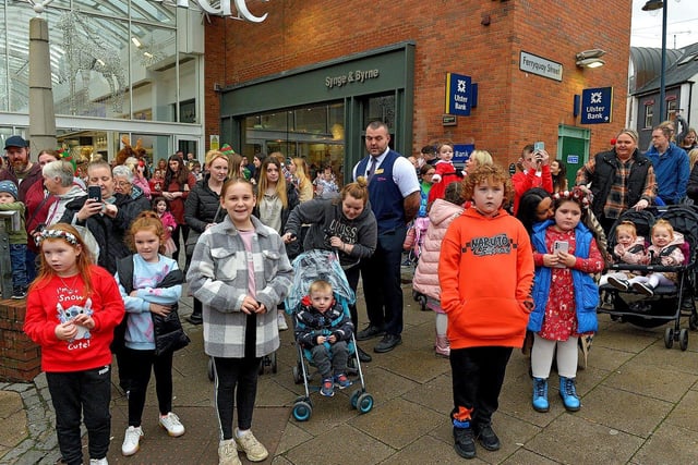 Children and parents gather at Foyleside Shopping Centre on Saturday morning to greet Santa. Photo: George Sweeney.  DER2244GS – 61