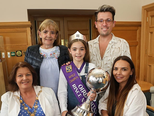 Mayor Patricia Logue with World Irish Dance Champion Mia Carlin. Seated is mum Aisling. Standing are Breidge Carlin, grandmother and Matthew Ferry, dance teacher, Ferry Academy. (Photo - Tom Heaney, nwpresspics)
