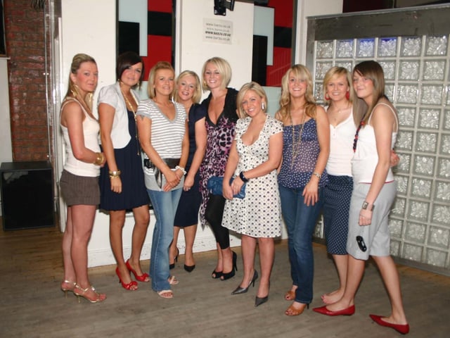 Ciaria Conway centre pictured with the girls who just want to have fun. 3499/dd : Parties in Derry in Spring 2006.