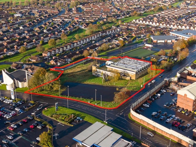 The former Lisnagelvin Leisure Centre in Derry’s Waterside has been placed back on the market with a guide price of £1m.