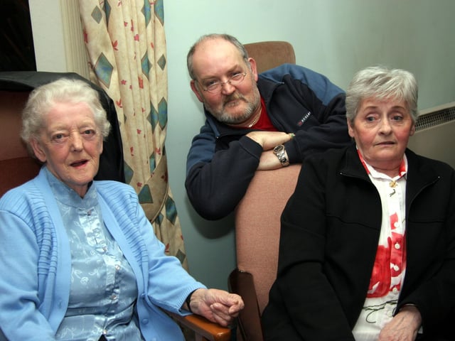 Gerogie Hunt, Joe Bell, Mae Cole 0086JML : Parties and celebrations March 2006: Rosses Nelson Drive.