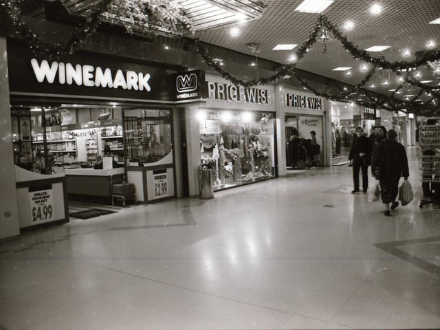 Scenes from around the popular shopping areas of Derry in the run up to Christmas back in 1995.