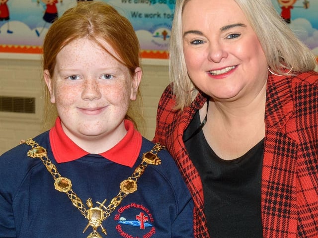 The Mayor, Councillor Sandra Duffy paid a visit to St Oliver Plunkett PS in Strathfoyle as part of Derry City and Strabane District Council’s Local Democracy Week where she was joined by Councillor Rachal Ferguson and pupils from Primary 7. Following a series of questions and answers the children all tried the Mayoral Chain on. Picture Martin McKeown. 23.11.2:.