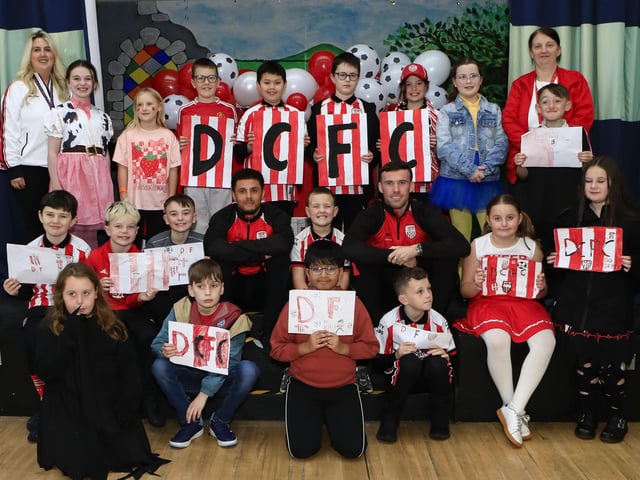 DCFC pre-Cup final visit to Longtower PS Patrick McClean and Tyler Smith. (Photo - Tom Heaney, nwpresspics)