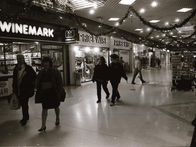Scenes from around the popular shopping areas of Derry in the run up to Christmas back in 1995.