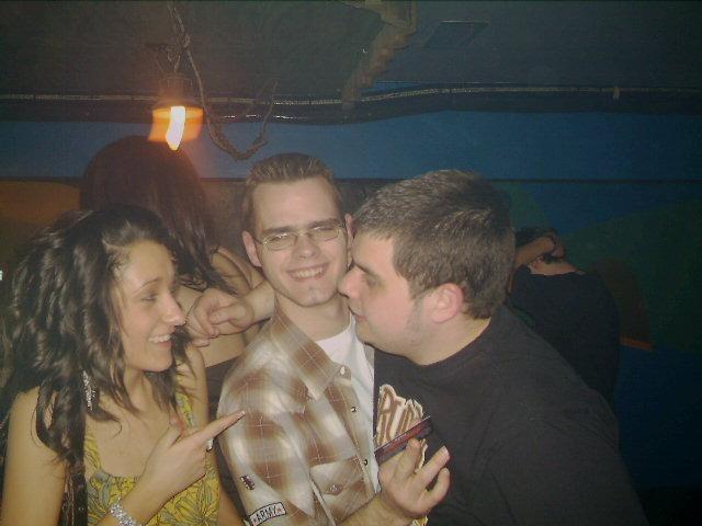 Exif-JPEG-422 : Out Last Night pictures in Derry bars in May 2005.