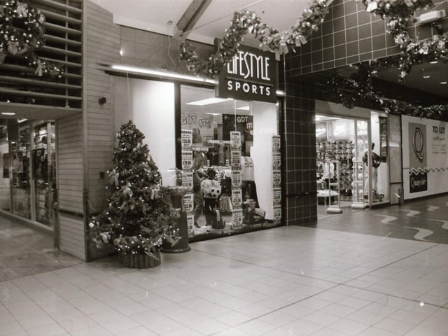 Scenes from around the popular shopping areas of Derry in the run up to Christmas back in 1995.