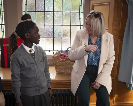 Model PS pupil Maame in conversation with the Mayor during the school’s visit to the Guildhall.