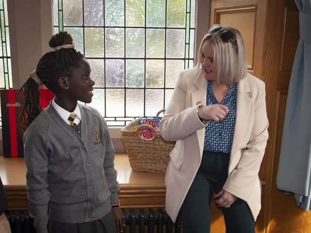 Model PS pupil Maame in conversation with the Mayor during the school’s visit to the Guildhall.