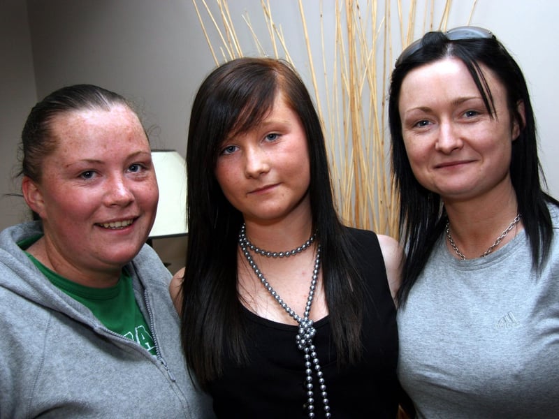Birthday girl Megan celebrates her 16th birthday with sisters, Louise and sharon 0523JML : Parties and celebrations June 2006: Megan McDermott.